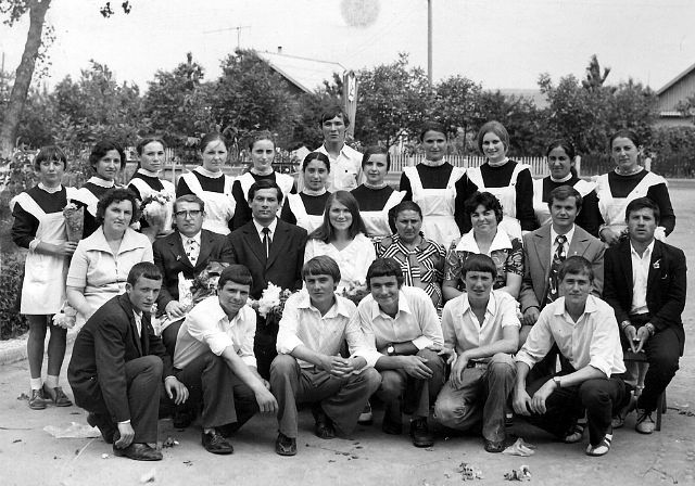 PROMOȚIA ANULUI 1975 (Ecaterina Albu - rândul II, a IV din dreapta)
